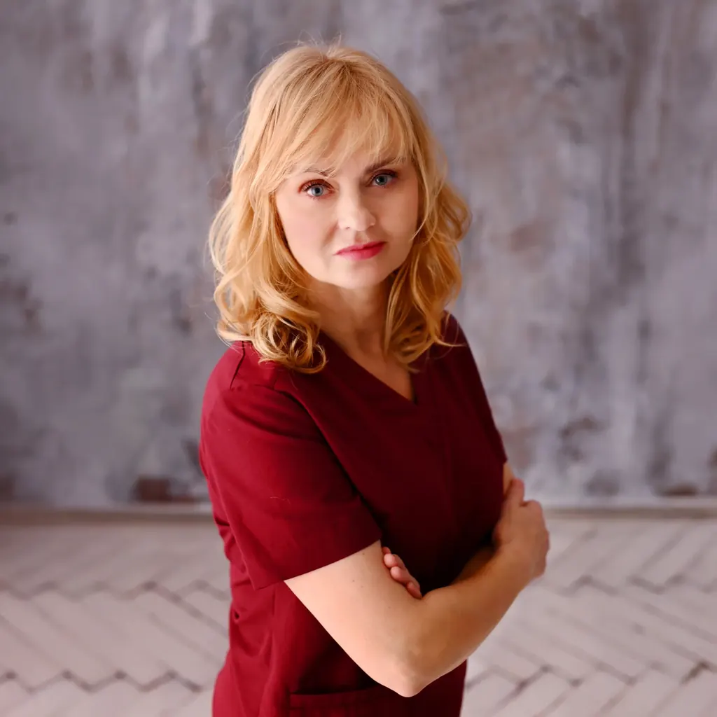 Lek. dent. Ewa Kowalska w bordowym stroju medycznym, portret