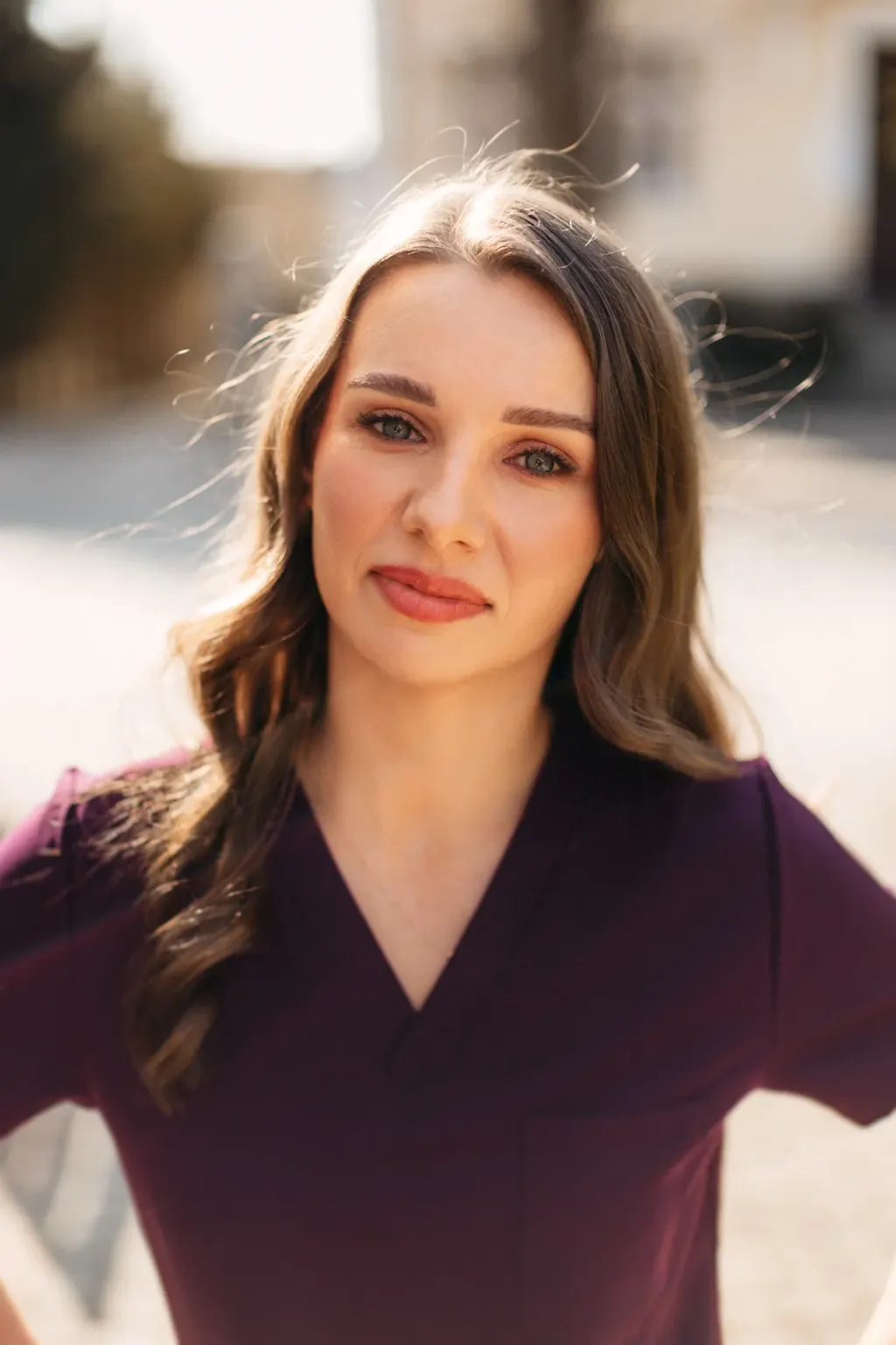 Milena Miszczak, portret w śliwkowym stroju