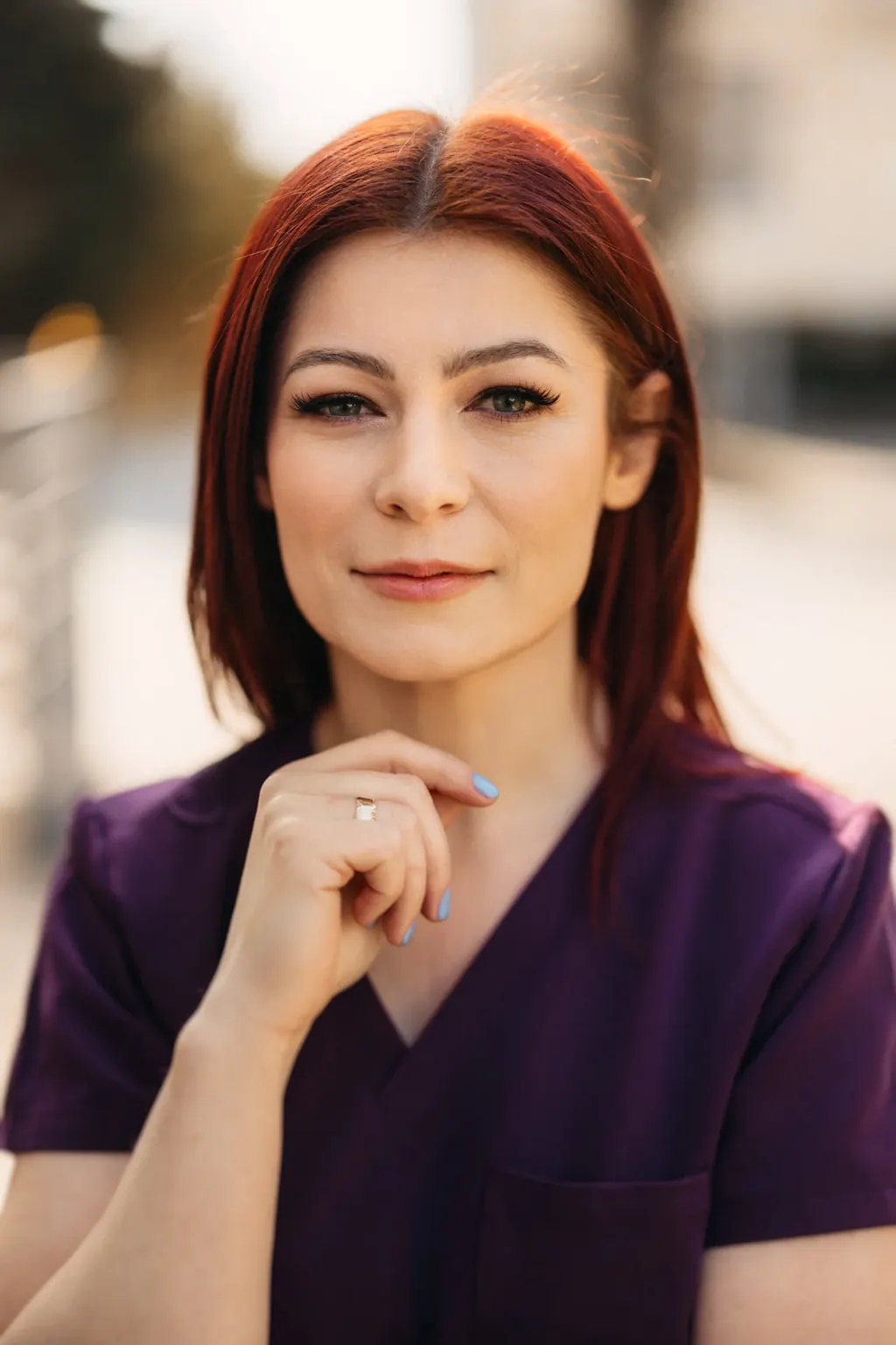 Weronika Stec, portret w śliwkowym stroju